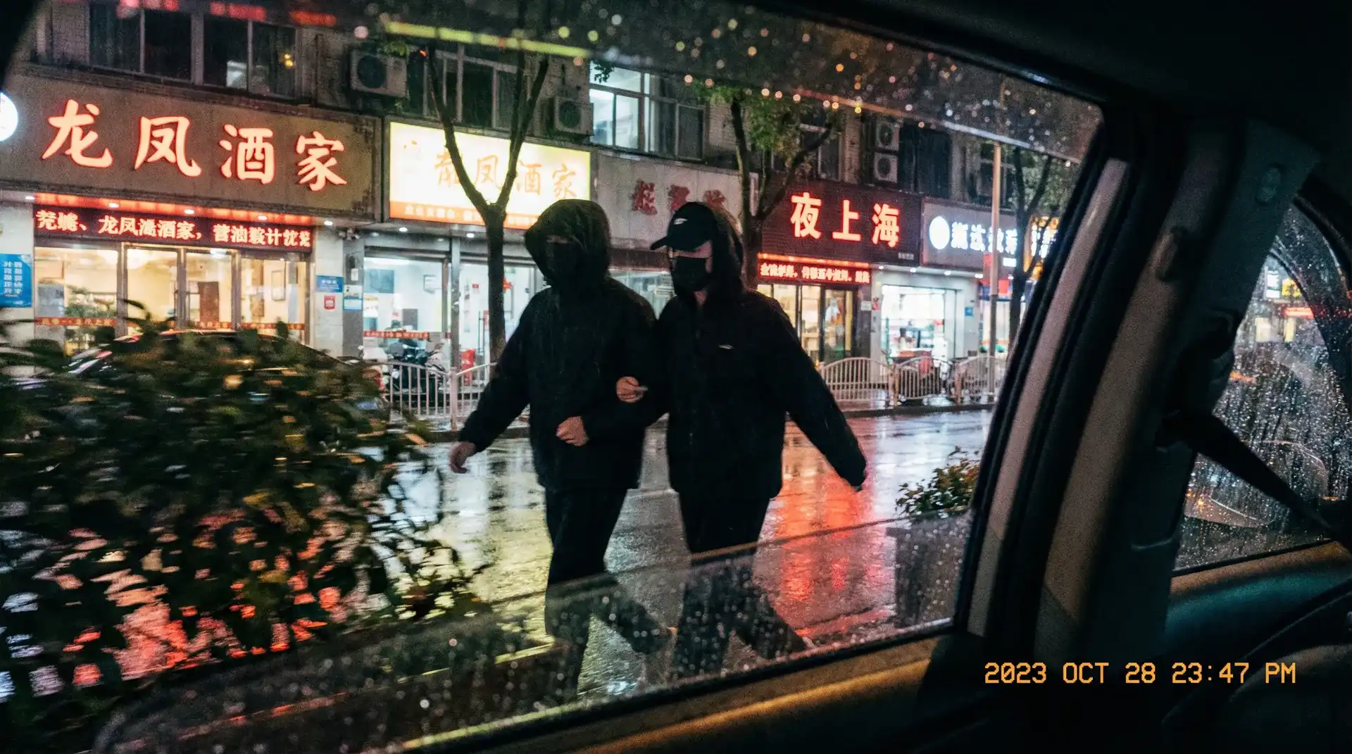 蜜桃17 - 顶流明星深夜密会现场抓拍照片
